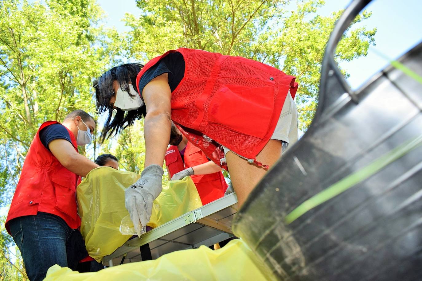 Fotos: A por la &#039;basuraleza&#039;: voluntarios de Cruz Roja recogen en la orilla del río Iregua más de 1.200 pequeños residuos en Alberite