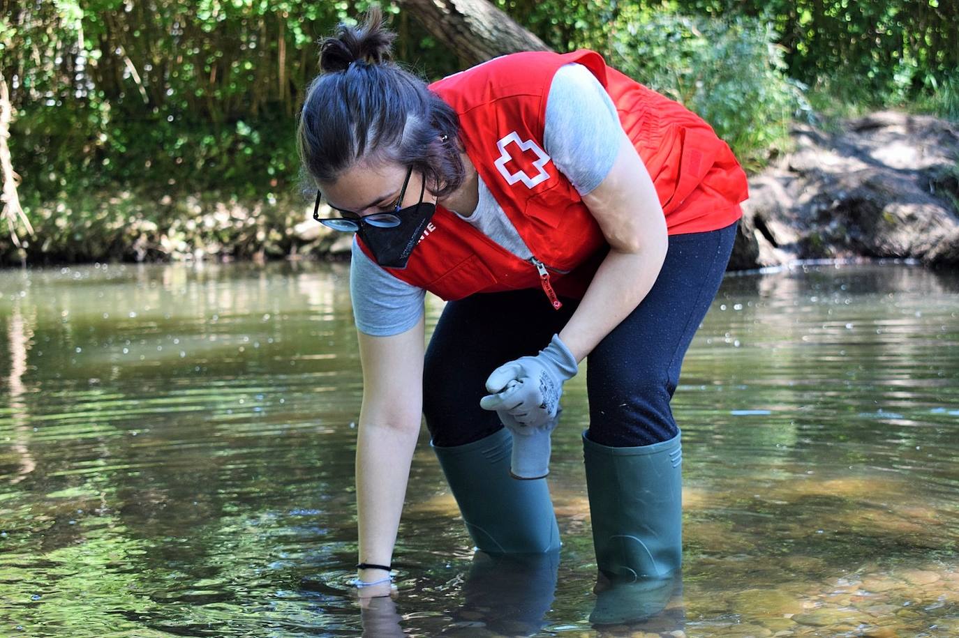 Fotos: A por la &#039;basuraleza&#039;: voluntarios de Cruz Roja recogen en la orilla del río Iregua más de 1.200 pequeños residuos en Alberite