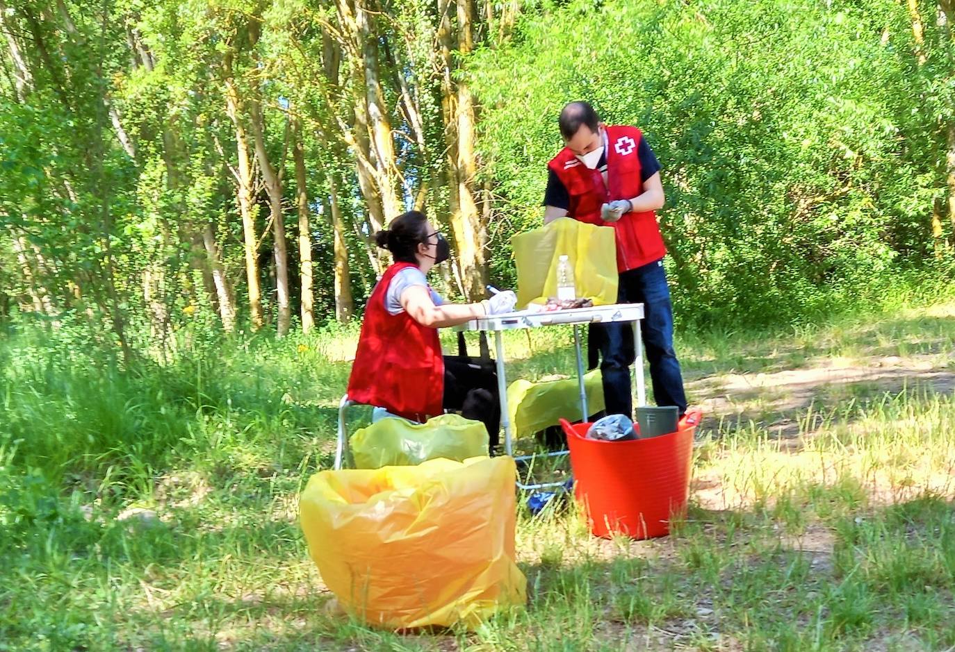 Fotos: A por la &#039;basuraleza&#039;: voluntarios de Cruz Roja recogen en la orilla del río Iregua más de 1.200 pequeños residuos en Alberite