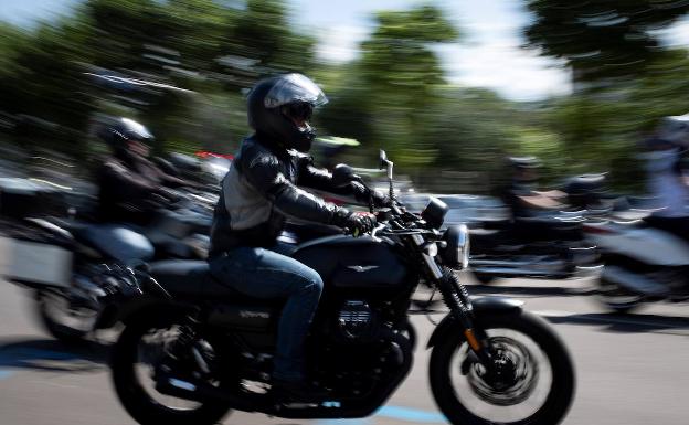 Moteros durante la concentración llevada a cabo este domingo junto a la Plaza de Las Ventas, en Madrid. Moteros de todo el país se manifestaron respuesta a lo que consideran un «ataque constante» de la Dirección General de Tráfico y del Ministerio del Interior a los motociclistas, que suponen ya uno de cada cuatro muertos en carretera