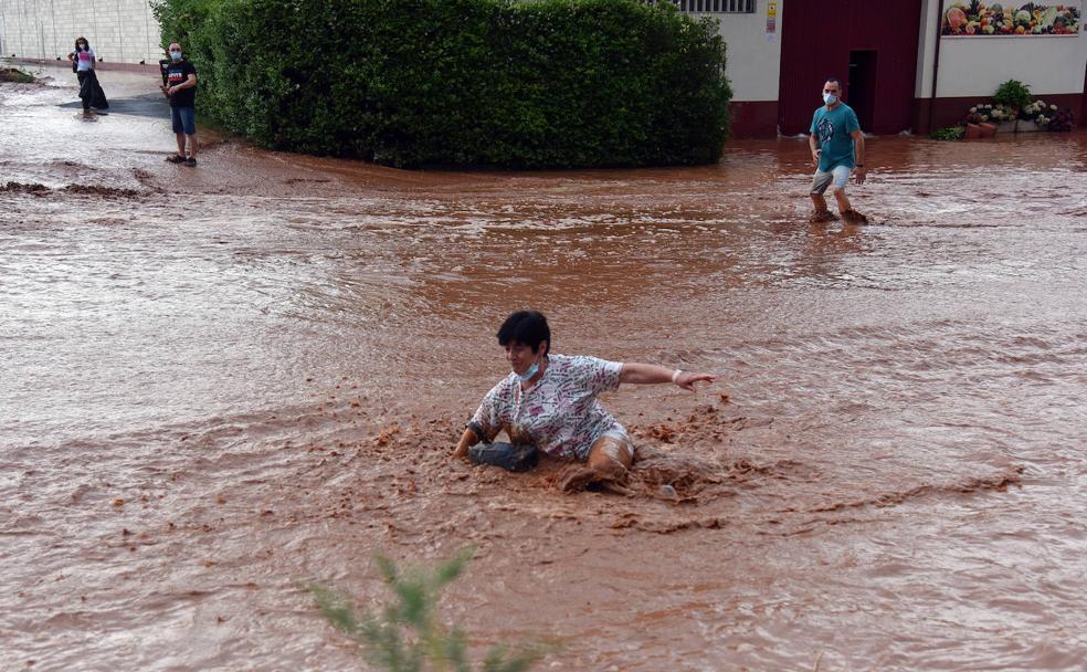 La tormenta maltrata Fuenmayor y deja calles, carreteras y viñedos inundados