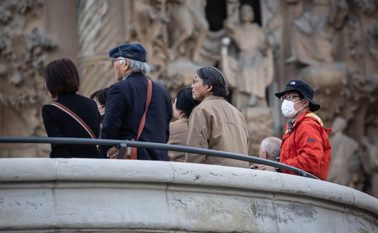 Turistas asiáticos caminan por el centro de Barcelona.