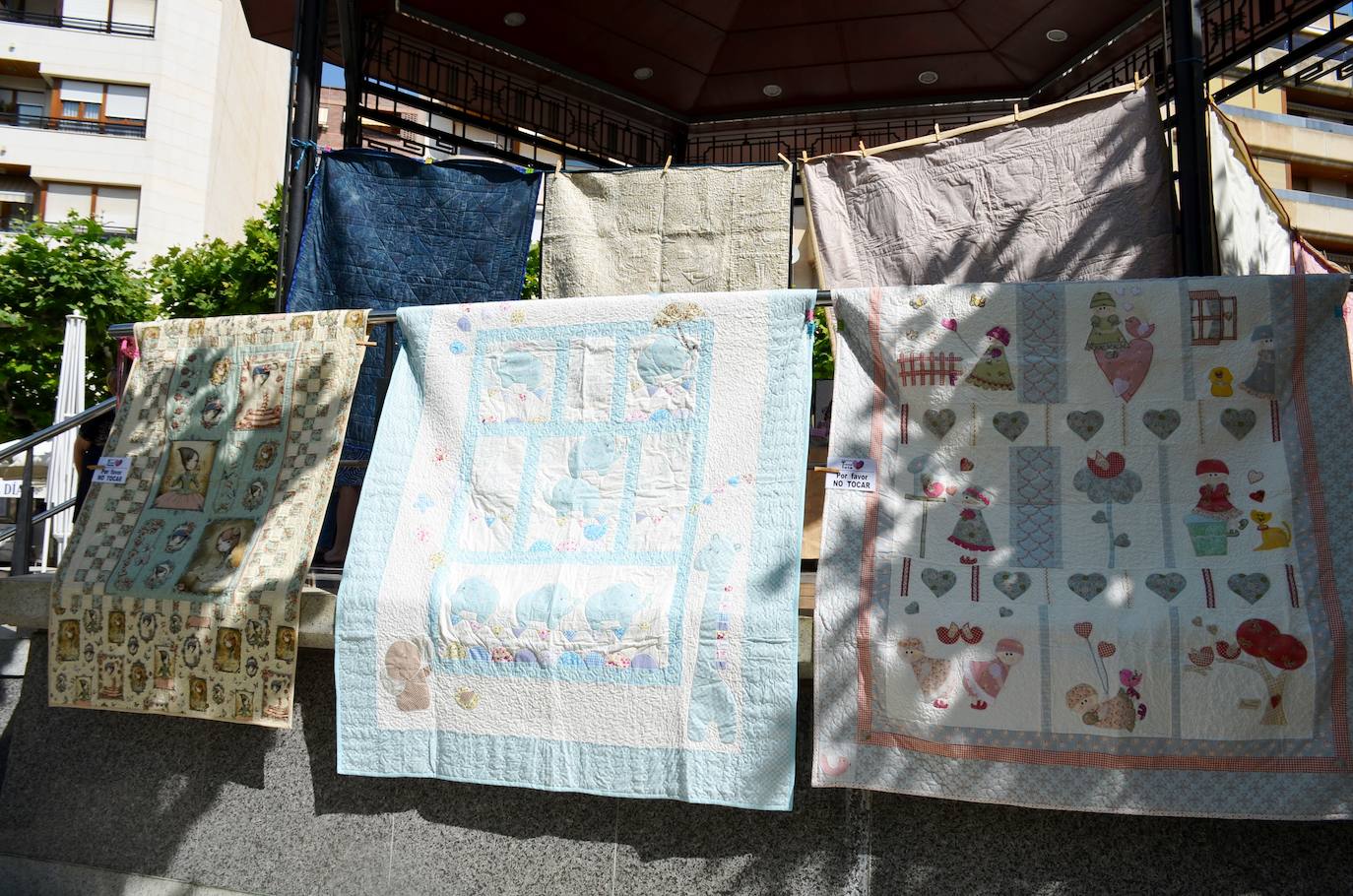 La asociación calagurritana Tiene Tela celebró durante la mañana del domingo el día internacional del 'patchwork' en la calle.