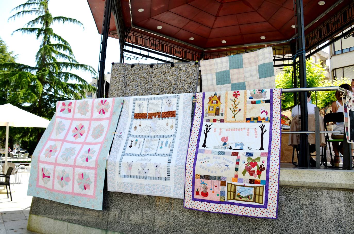 La asociación calagurritana Tiene Tela celebró durante la mañana del domingo el día internacional del 'patchwork' en la calle.
