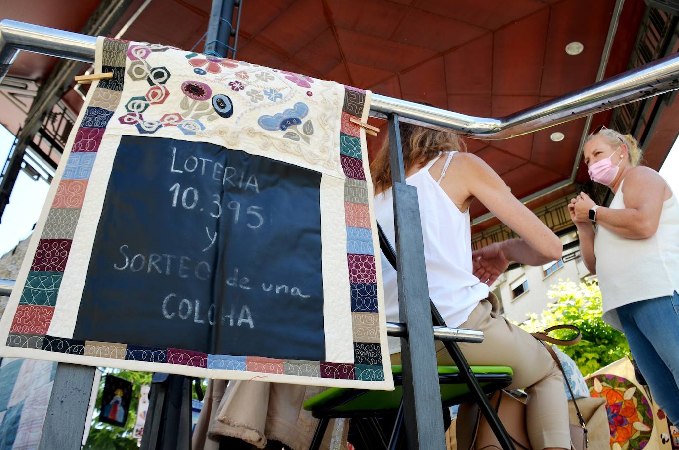 La asociación calagurritana Tiene Tela celebró durante la mañana del domingo el día internacional del 'patchwork' en la calle.