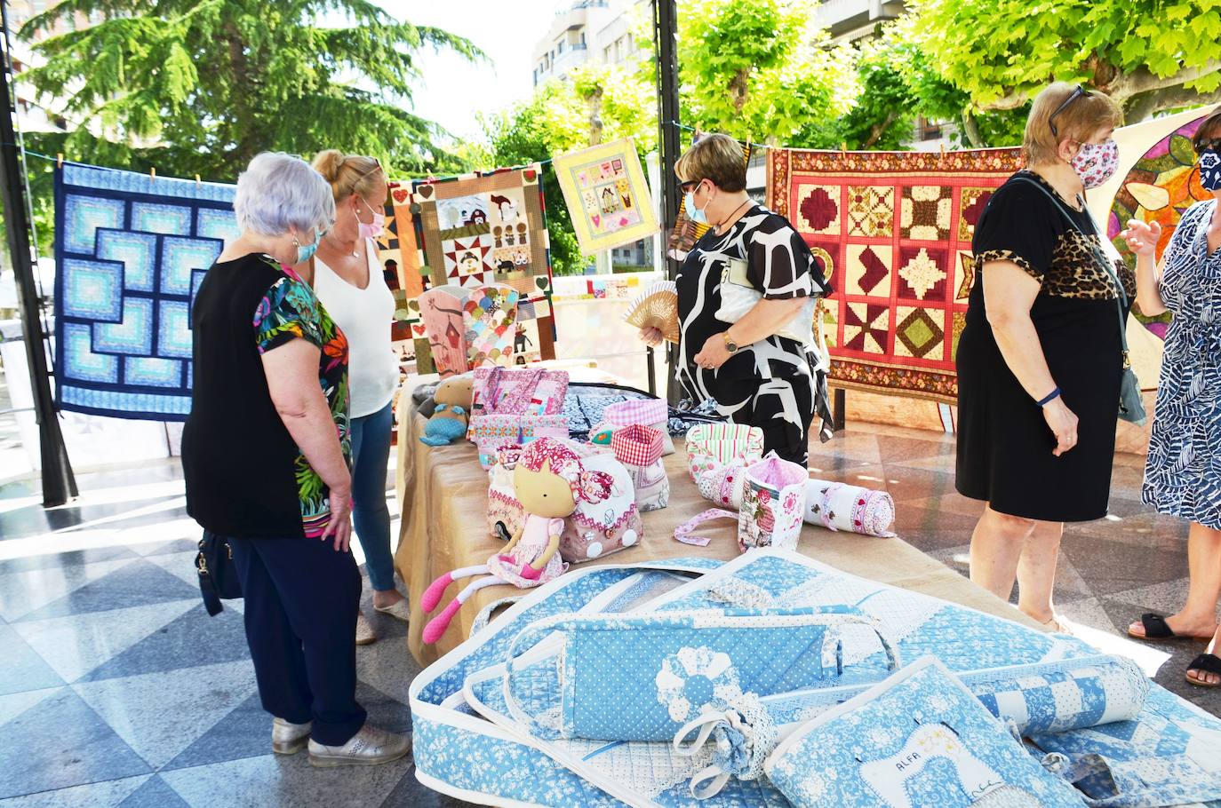 La asociación calagurritana Tiene Tela celebró durante la mañana del domingo el día internacional del 'patchwork' en la calle.