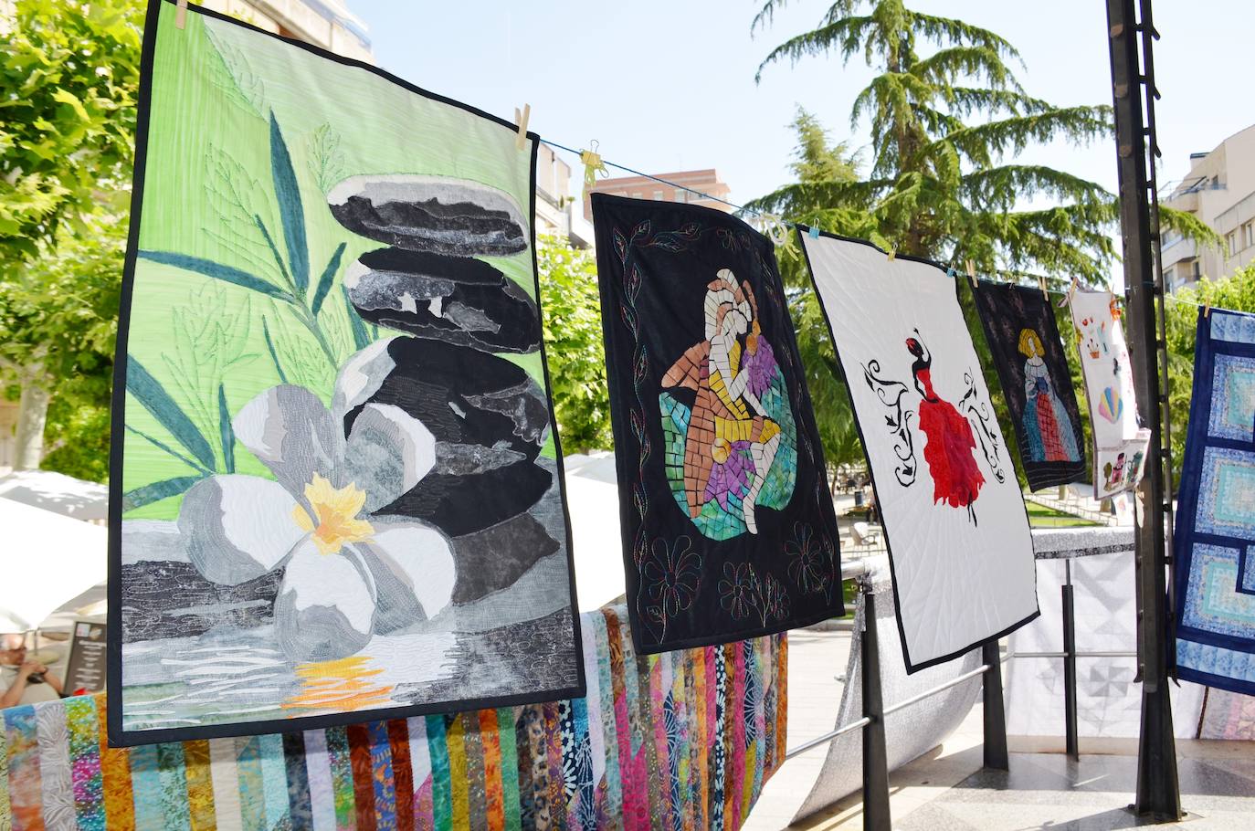 La asociación calagurritana Tiene Tela celebró durante la mañana del domingo el día internacional del 'patchwork' en la calle.