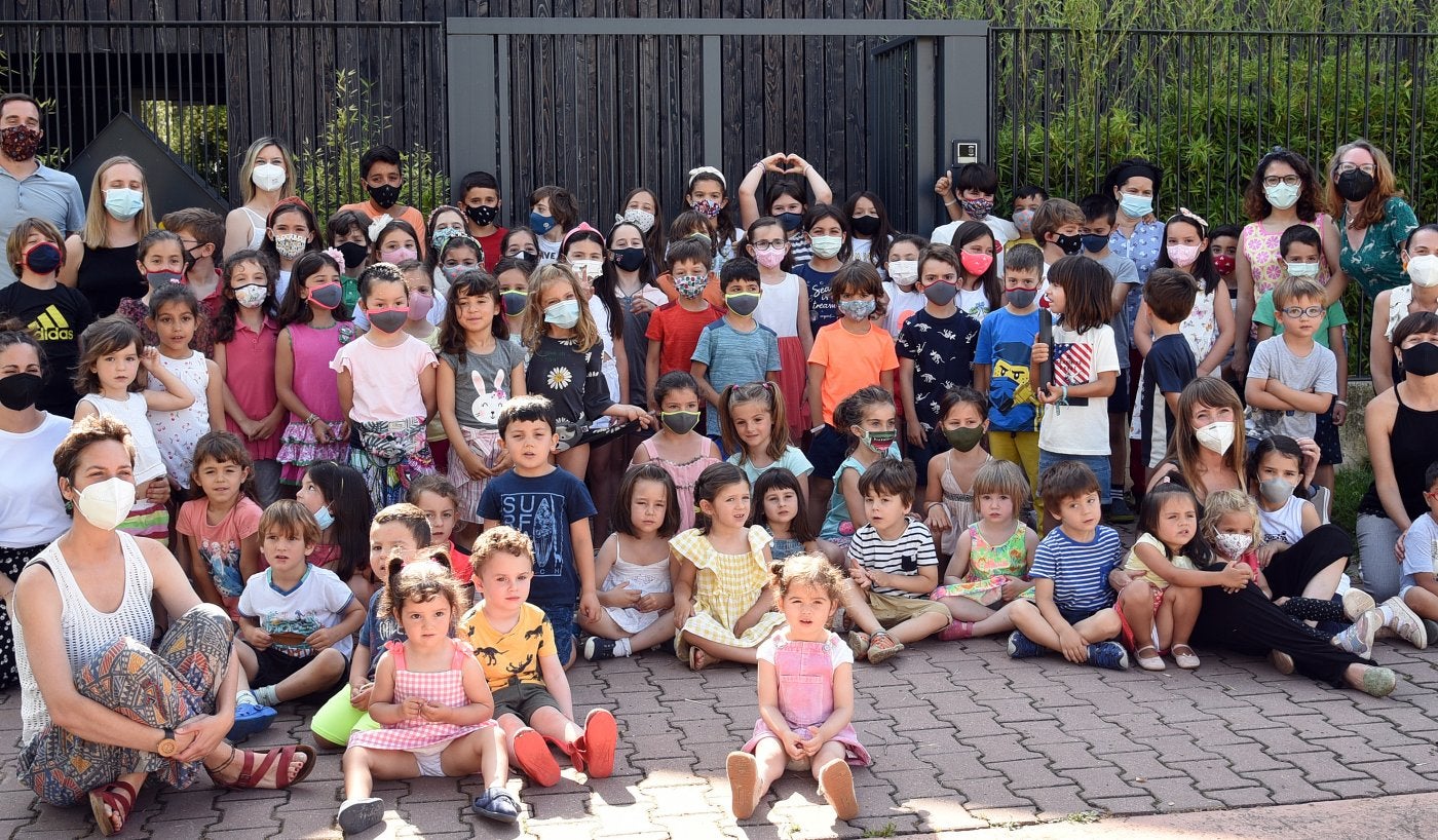 Foto de familia de los alumnos y profesores del colegio Montessori tras la inauguración de su biblioteca comunitaria. 