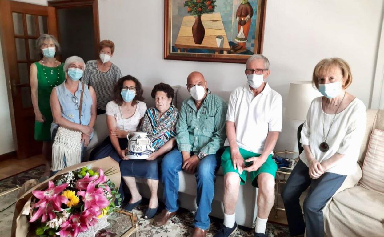 Inés Pérez Ayuso, rodeada de su familia además de la alcaldesa y los concejales Leopoldo García y Arantxa Carrero. 
