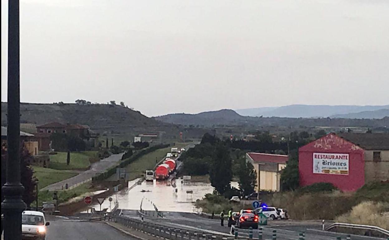 Estado de la carretera N-232 a su paso por Briones ayer.