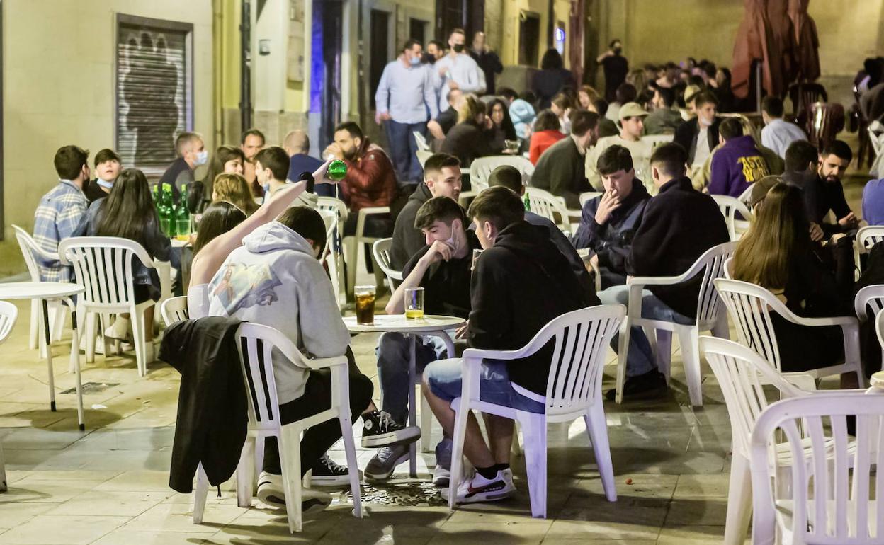 Jóvenes en una terraza en Logroño. 