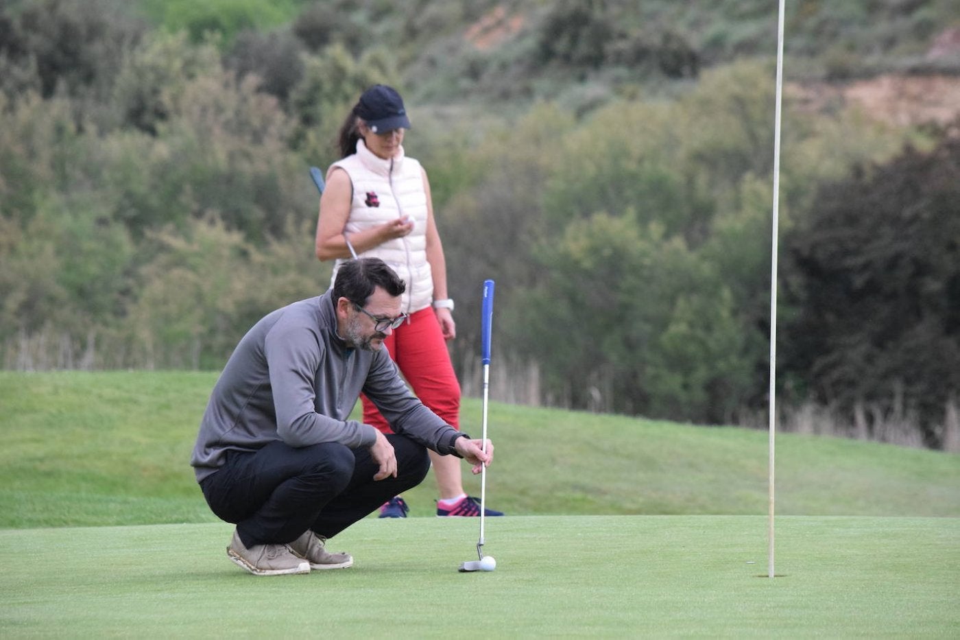 Dos jugadores en el green en el torneo de Altanza. 