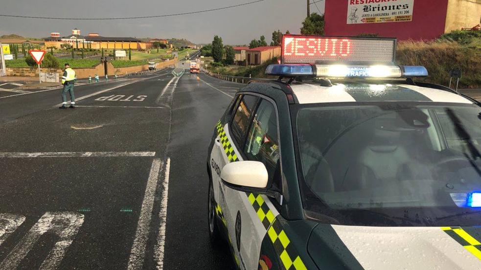 La tormenta corta la N-232 en Briones