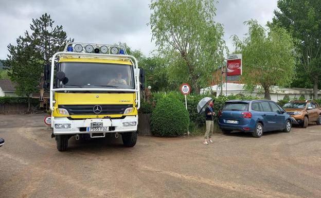 Bomberos forestales salen del camping.