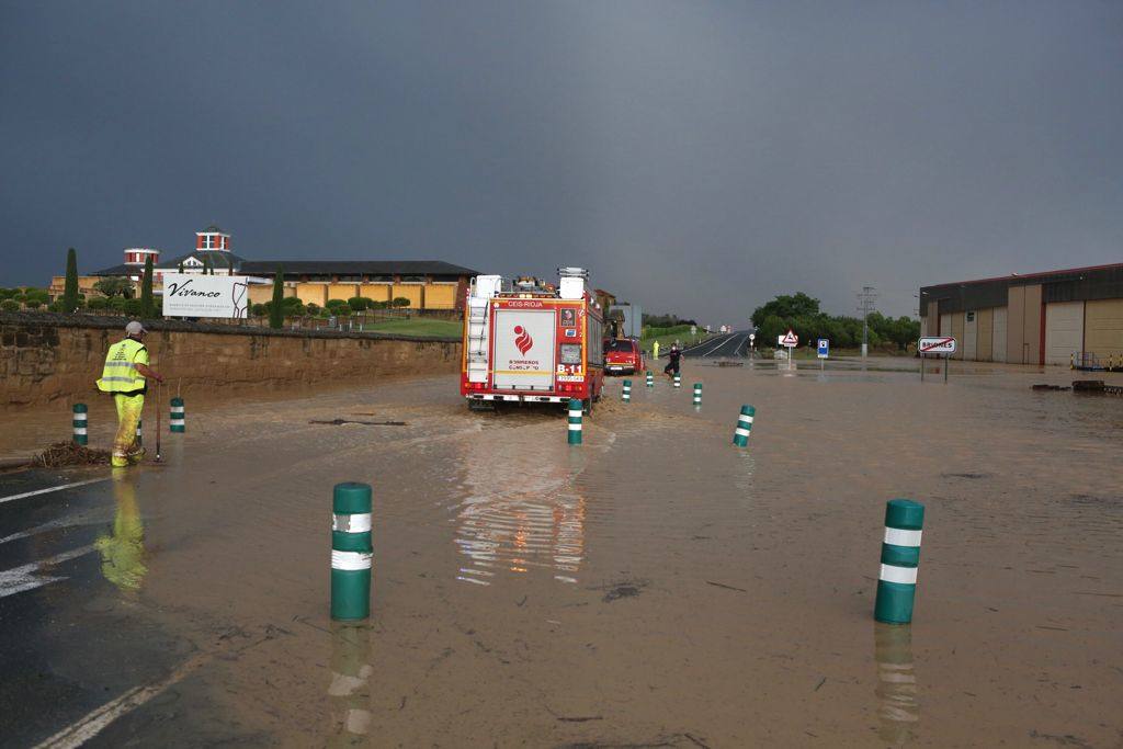 Fotos: La tormenta corta la N-232 en Briones