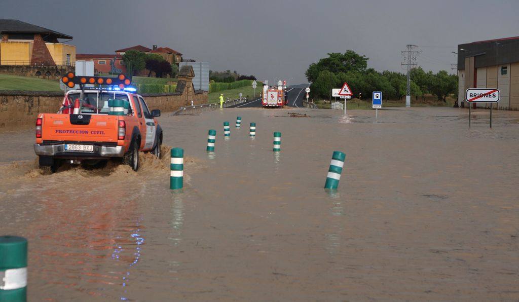 Fotos: La tormenta corta la N-232 en Briones