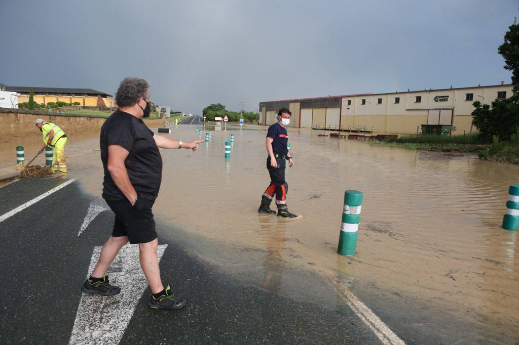 Fotos: La tormenta corta la N-232 en Briones