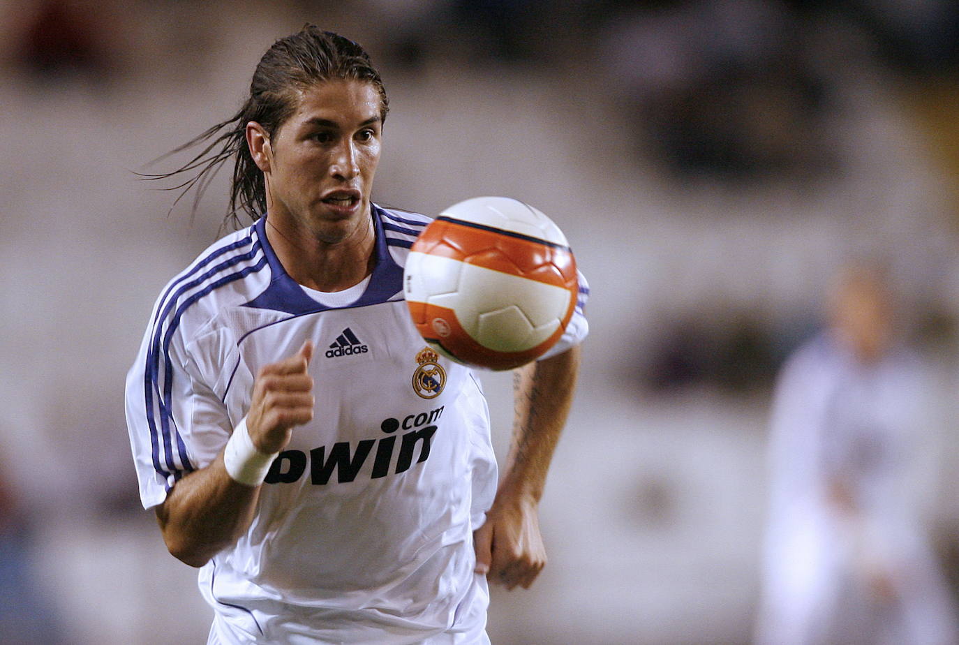 Año 2007. Sergio Ramos corre tras un balón durante un partido del Trofeo Teresa Herrera disputado en Riazor.