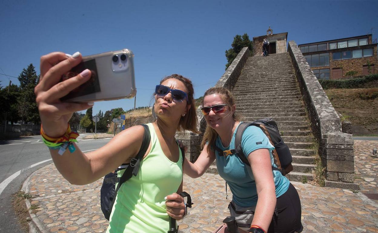 Dos jóvenes sin mascarilla se hacen una foto.