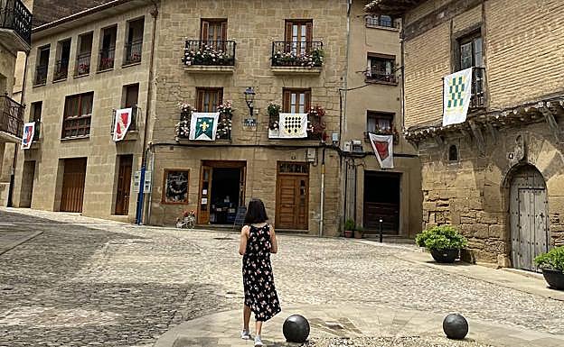 Balcones engalanados con motivos medievales. 
