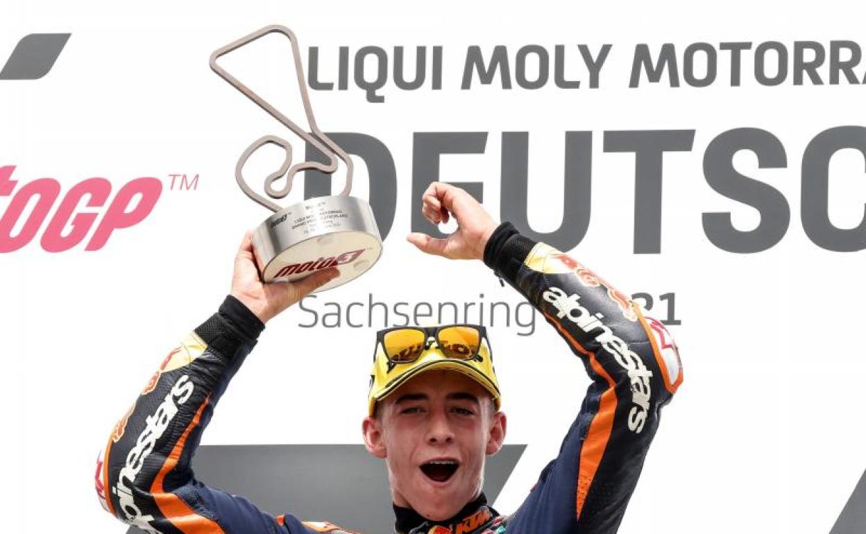 Acosta celebrando el triunfo en el circuito de Sachsenring