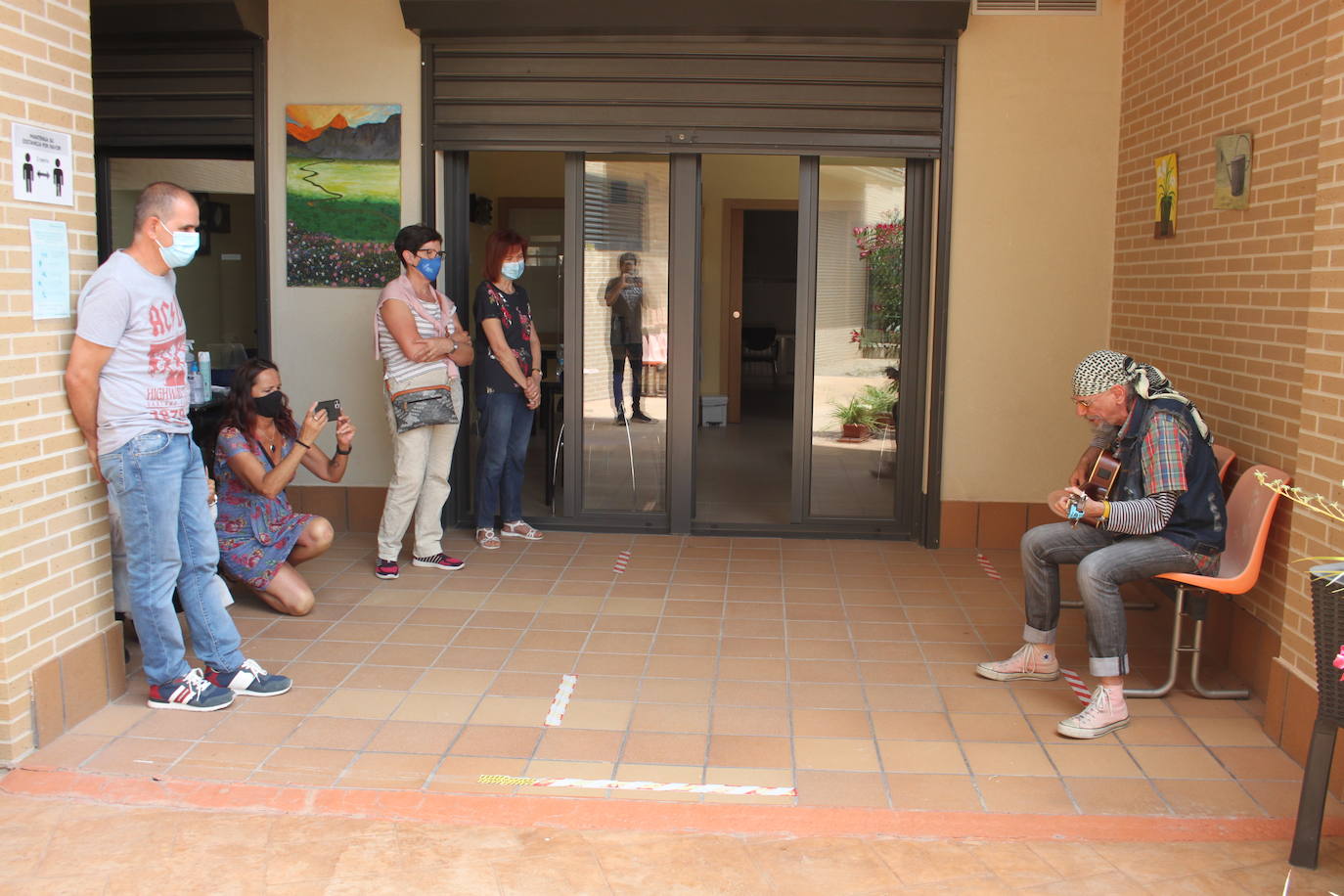 Fotos: &#039;El Drogas&#039;, en Alfaro con los enfermos de Alzheimer