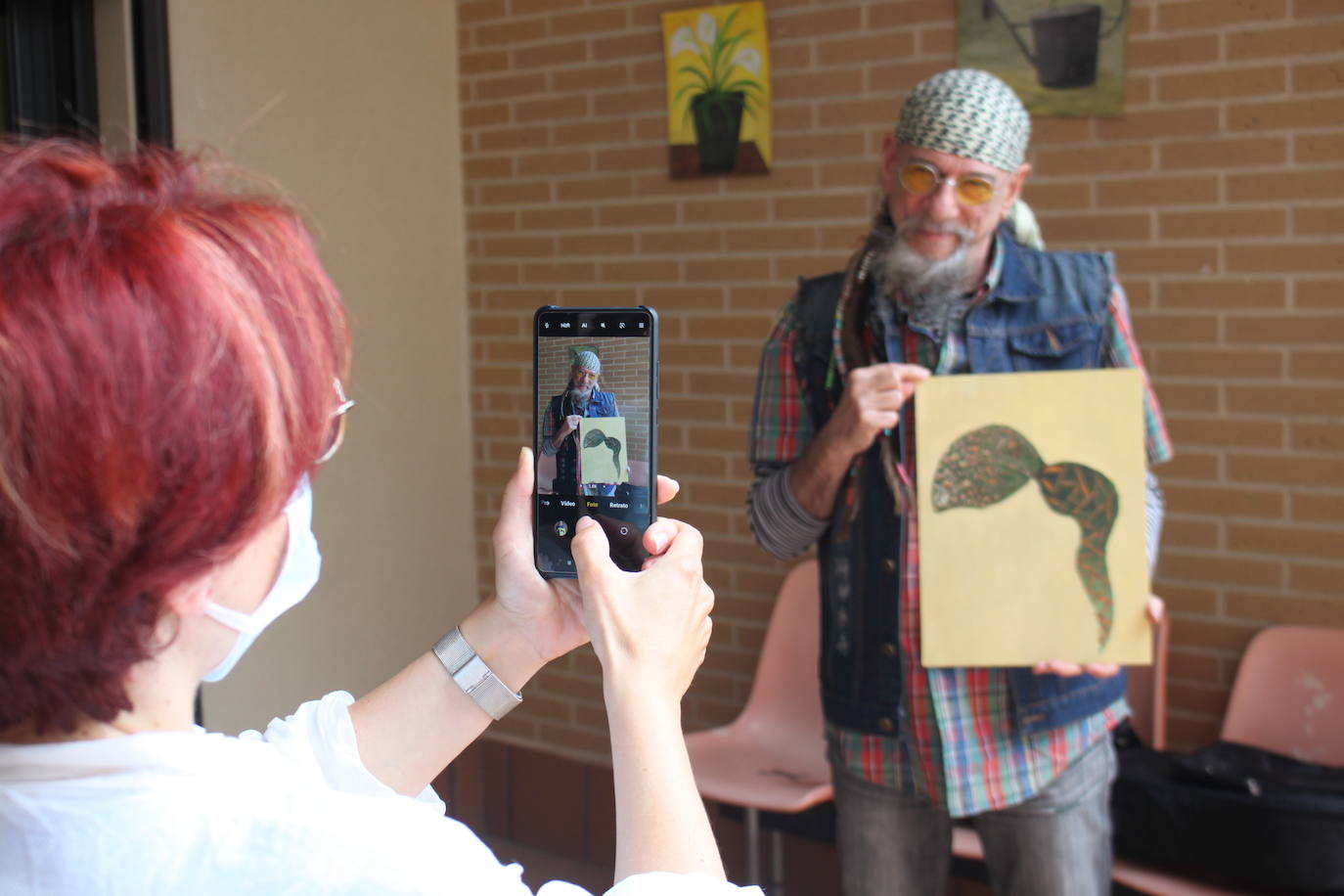 Fotos: &#039;El Drogas&#039;, en Alfaro con los enfermos de Alzheimer