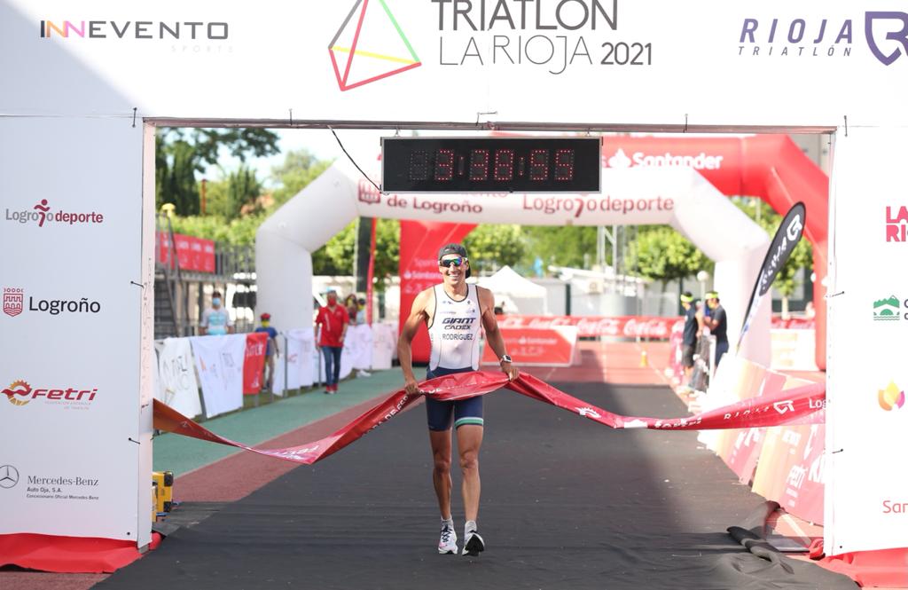 Gustavo Rodríguez, entrando en meta como ganador. 