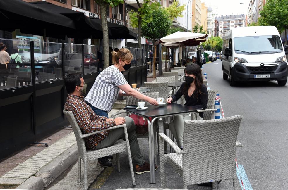 Bajar definitivamente mesas y sillas a la calzada, donde antes había plazas para los vehículos, es la opción barajada por los equipos de Gobierno en Logroño y de otras ciudades. 