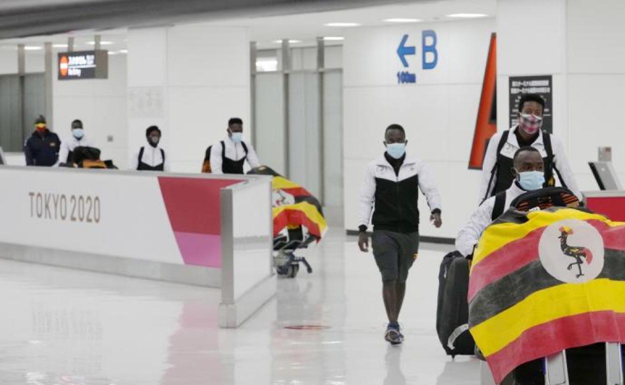 Miembros del equipo olímpico de Uganda en el aeropuerto de Narita. 