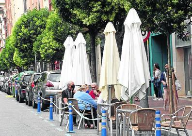Imagen secundaria 1 - Arriba, la plaza del Mercado, donde los bares han podido aumentar la superficie de sus veladores, está dando que hablar dada su ocupación. Abajo, terraza en Pérez Galdós ganada al aparcamiento en zona azul y solución para que avenida de Portugal siga con las mesas altas. 