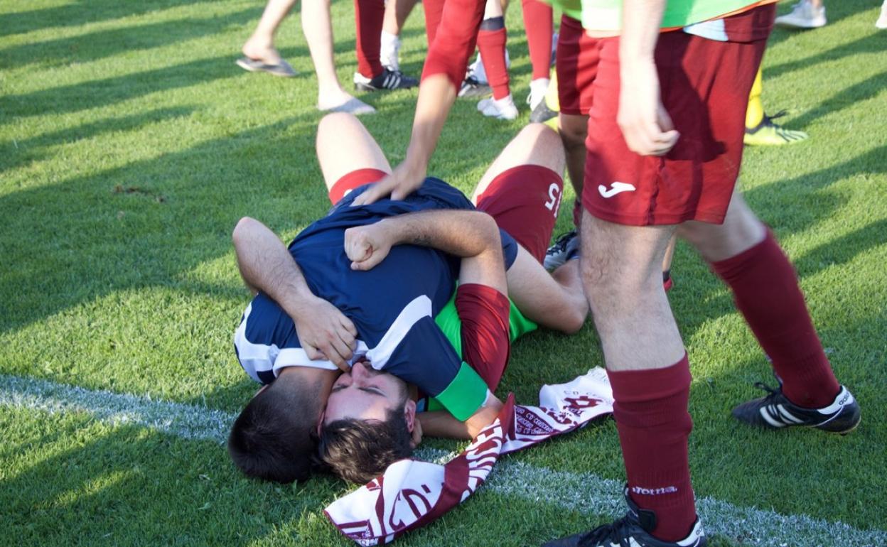 Los jugadores del Cenicero celebran su ascenso a Tercera. 