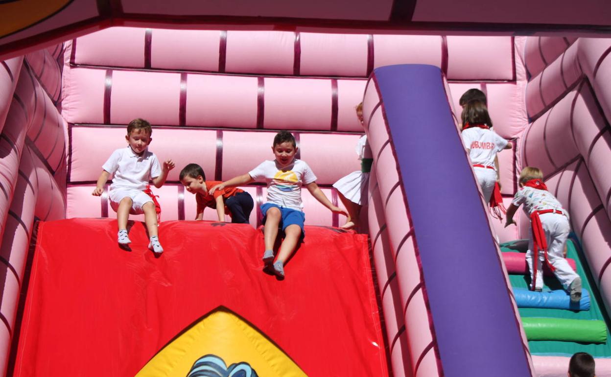 Niños arnedanos disfrutan en un hinchable. 