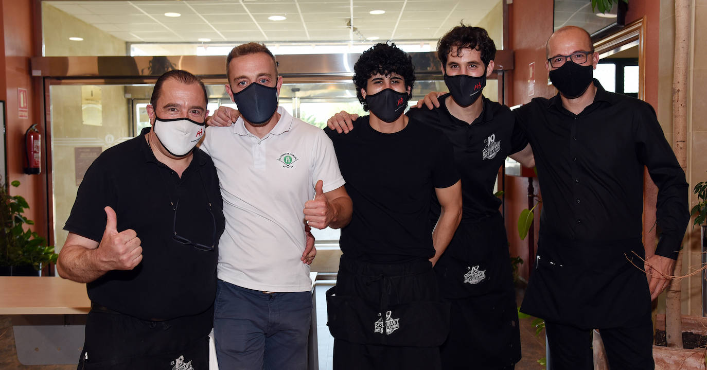 Tras la jornada de juego, los participantes en el torneo Bodegas Ontañón de la Liga de Golf y Vino disfrutaron de los vinos de la bodega en El Campo de Logroño.