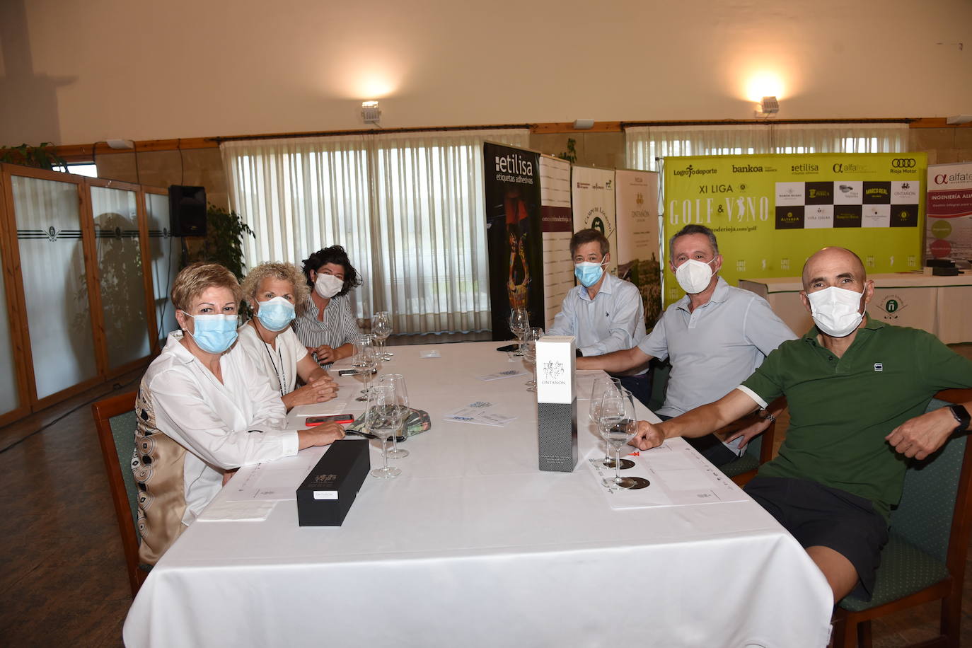 Tras la jornada de juego, los participantes en el torneo Bodegas Ontañón de la Liga de Golf y Vino disfrutaron de los vinos de la bodega en El Campo de Logroño.