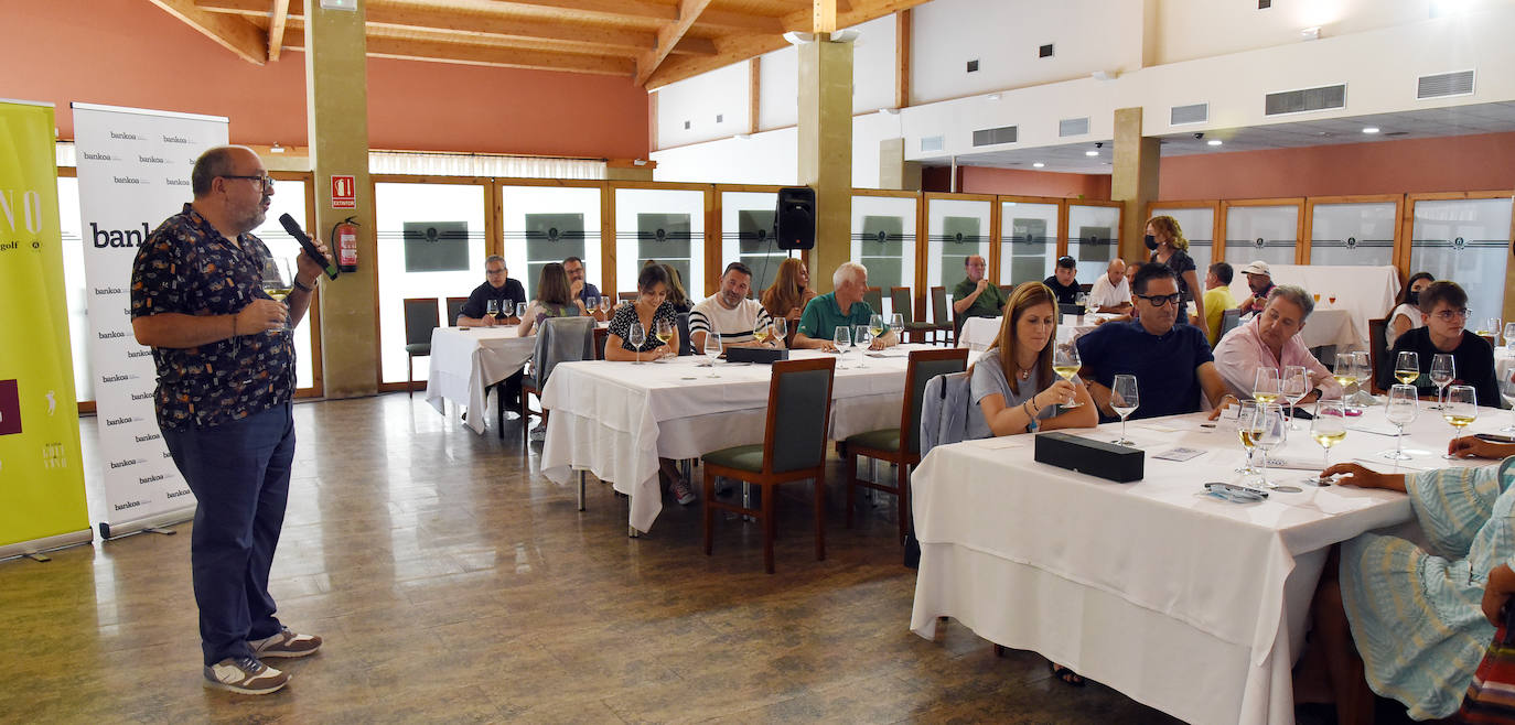 Tras la jornada de juego, los participantes en el torneo Bodegas Ontañón de la Liga de Golf y Vino disfrutaron de los vinos de la bodega en El Campo de Logroño.