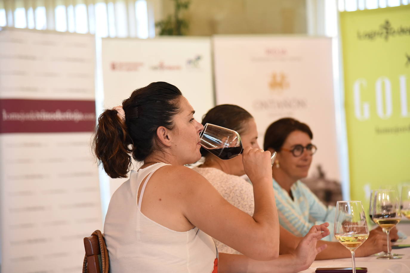 Tras la jornada de juego, los participantes en el torneo Bodegas Ontañón de la Liga de Golf y Vino disfrutaron de los vinos de la bodega en El Campo de Logroño.