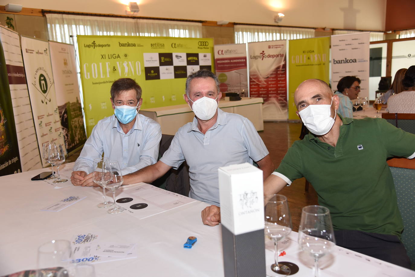 Tras la jornada de juego, los participantes en el torneo Bodegas Ontañón de la Liga de Golf y Vino disfrutaron de los vinos de la bodega en El Campo de Logroño.