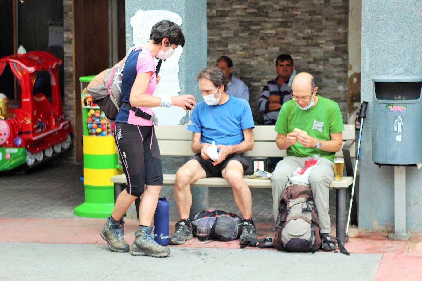 Una decena de puestos de «productos ecológicos, de autor y de comercio local», como quesos, vinos, juguetes artesanos, libros, productos de El Colletero, ilustraciones y complementos dieron vida ayer al municipio, muy frecuentado por senderistas y montañeros