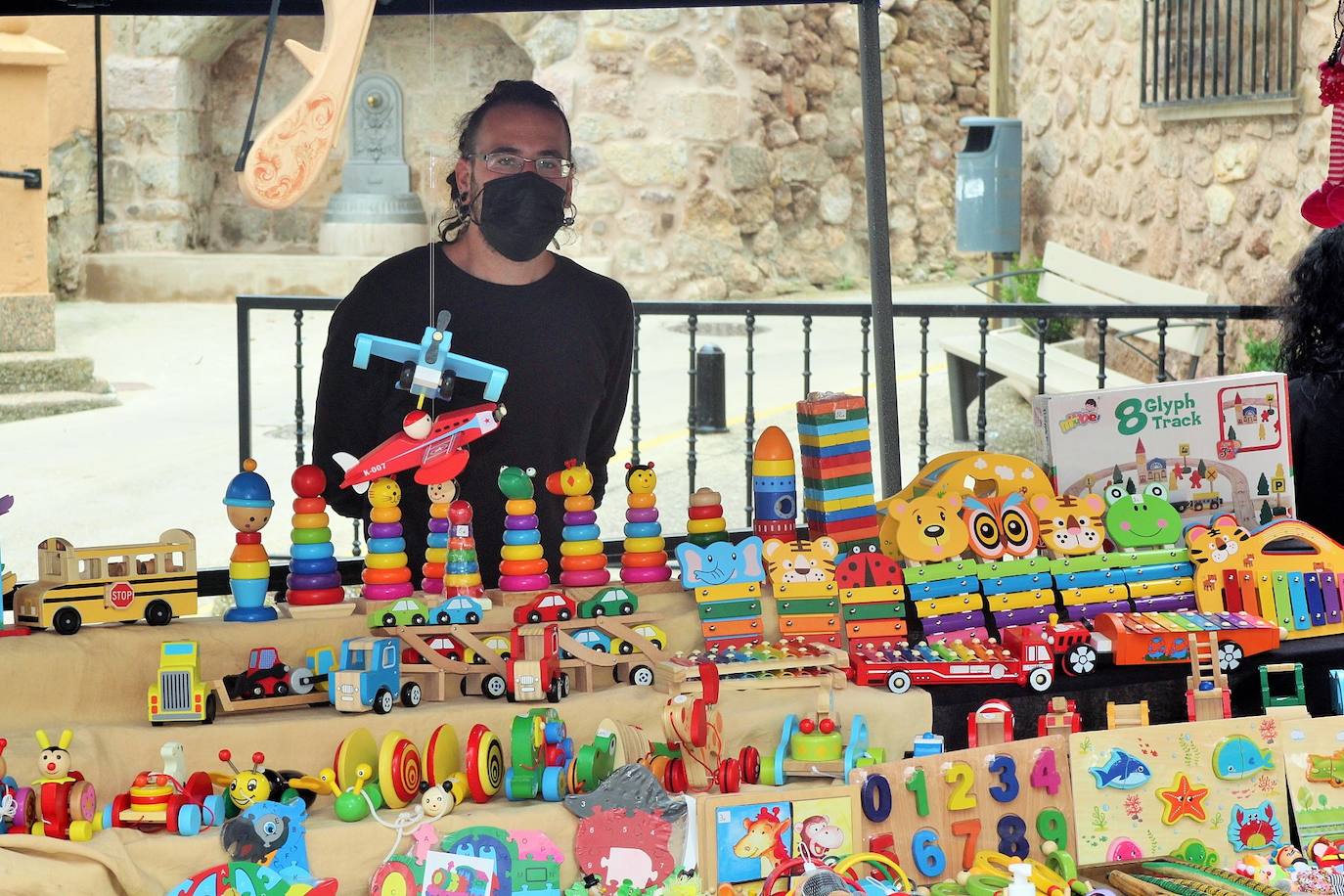 Una decena de puestos de «productos ecológicos, de autor y de comercio local», como quesos, vinos, juguetes artesanos, libros, productos de El Colletero, ilustraciones y complementos dieron vida ayer al municipio, muy frecuentado por senderistas y montañeros