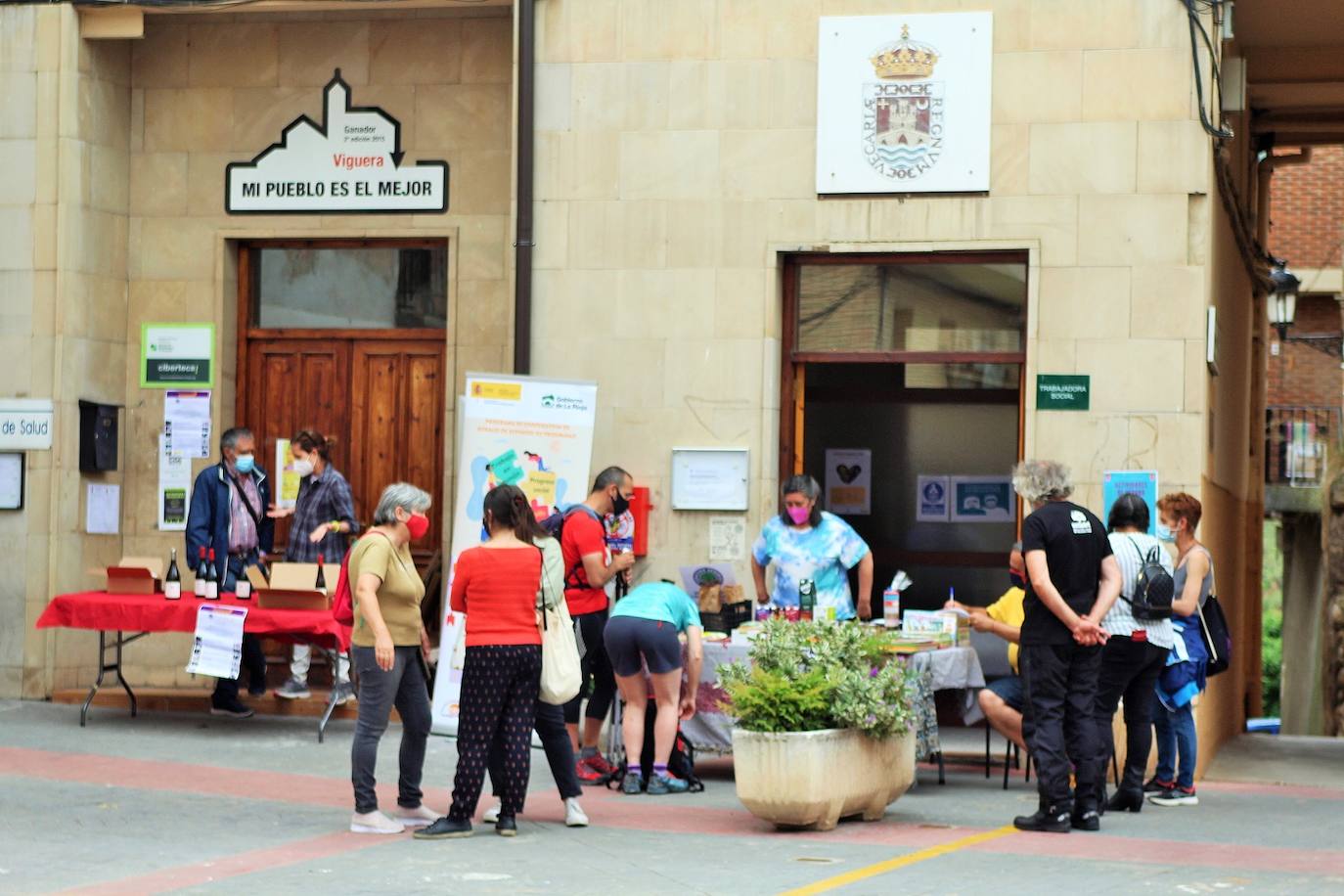 Una decena de puestos de «productos ecológicos, de autor y de comercio local», como quesos, vinos, juguetes artesanos, libros, productos de El Colletero, ilustraciones y complementos dieron vida ayer al municipio, muy frecuentado por senderistas y montañeros