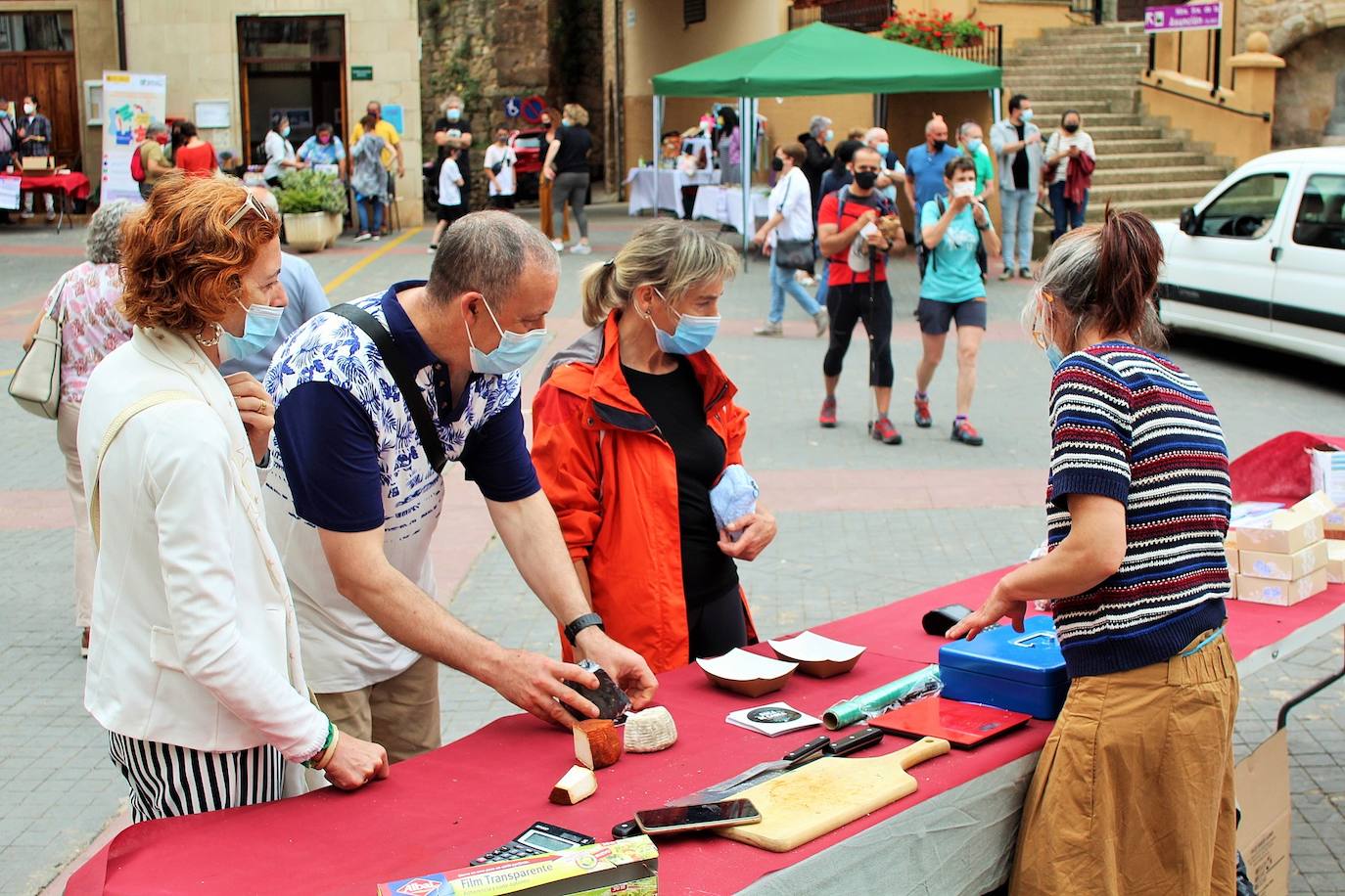 Una decena de puestos de «productos ecológicos, de autor y de comercio local», como quesos, vinos, juguetes artesanos, libros, productos de El Colletero, ilustraciones y complementos dieron vida ayer al municipio, muy frecuentado por senderistas y montañeros