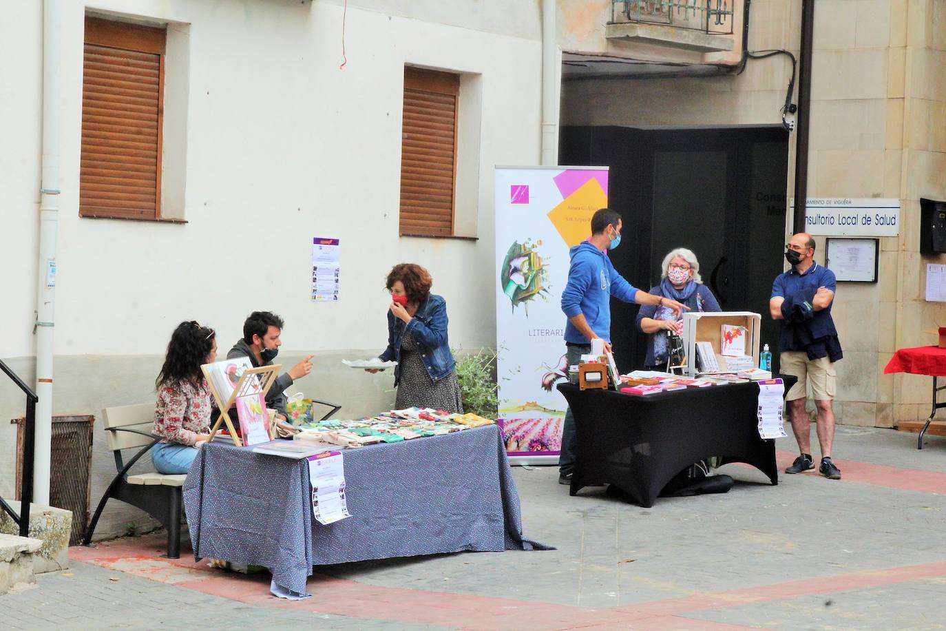 Una decena de puestos de «productos ecológicos, de autor y de comercio local», como quesos, vinos, juguetes artesanos, libros, productos de El Colletero, ilustraciones y complementos dieron vida ayer al municipio, muy frecuentado por senderistas y montañeros