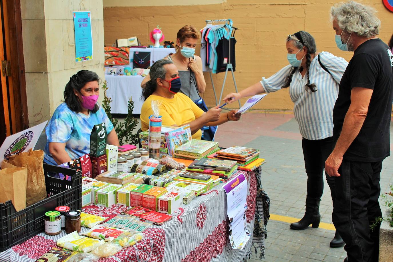 Una decena de puestos de «productos ecológicos, de autor y de comercio local», como quesos, vinos, juguetes artesanos, libros, productos de El Colletero, ilustraciones y complementos dieron vida ayer al municipio, muy frecuentado por senderistas y montañeros