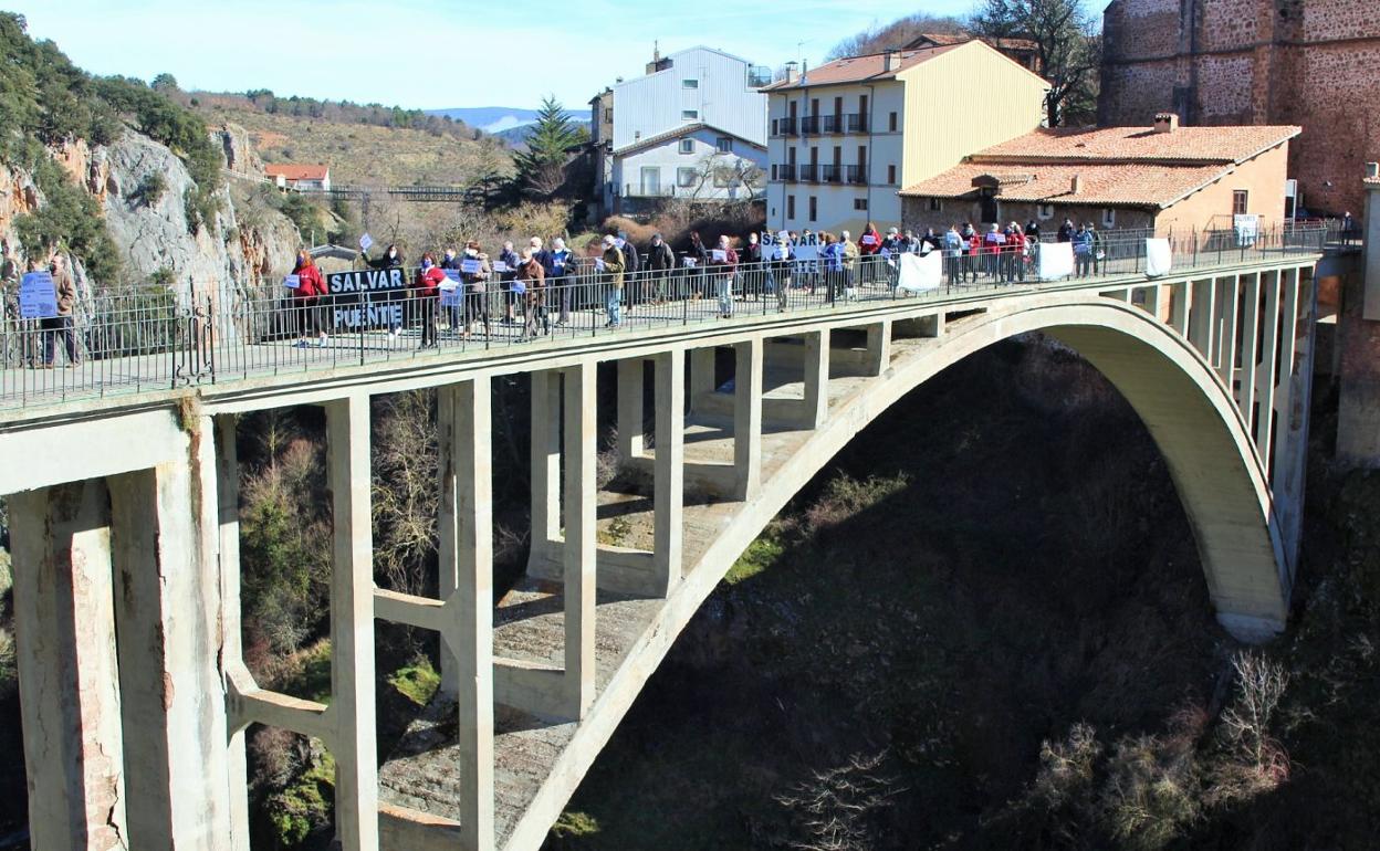 Manifestación, el pasado mes de febrero, convocada por la plataforma Salvar el Puente de Ortigosa, transcurriendo por el viaducto San Martín. 