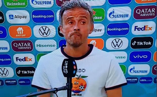 Luis Enrique, con una camiseta de 'Naranjito', mensaje para los que vaticinaban un fracaso