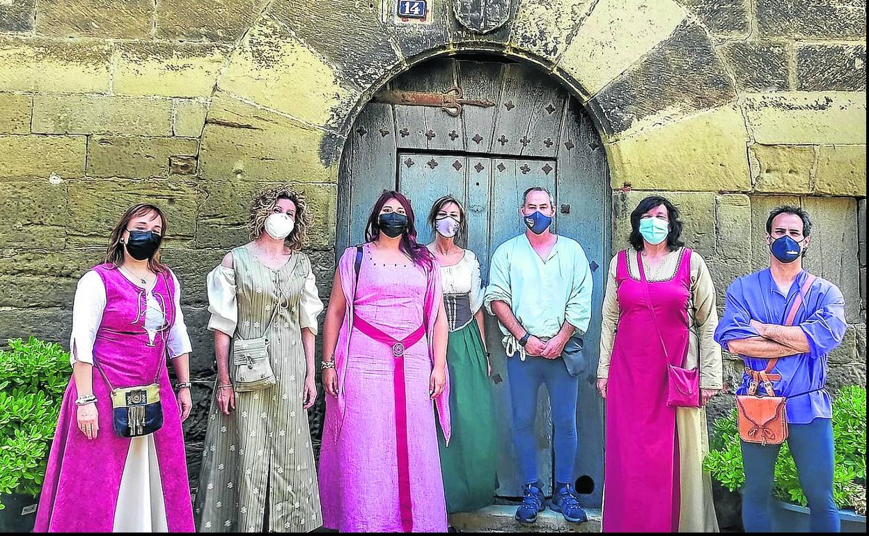 Una cuadrilla delante de la Casona antigua. 