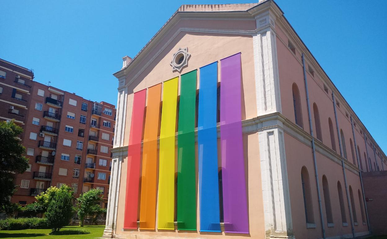 La bandera en la fachada de 'La Bene'