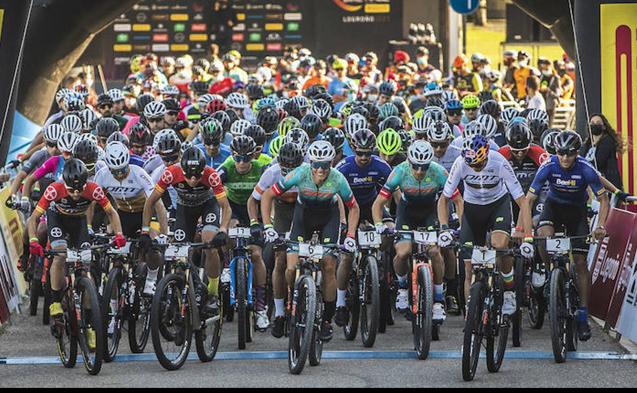 Salida de la primera etapa de La Rioja Bike Race. 