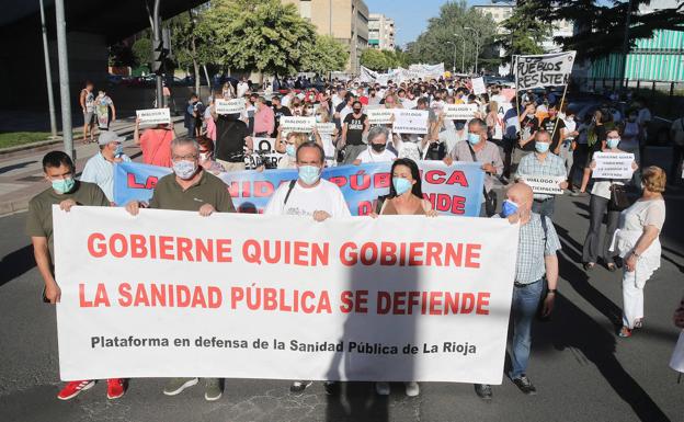 Imagen principal - Manifestación contra el Plan de Atención Continuada: La bronca por la sanidad sigue en la calle